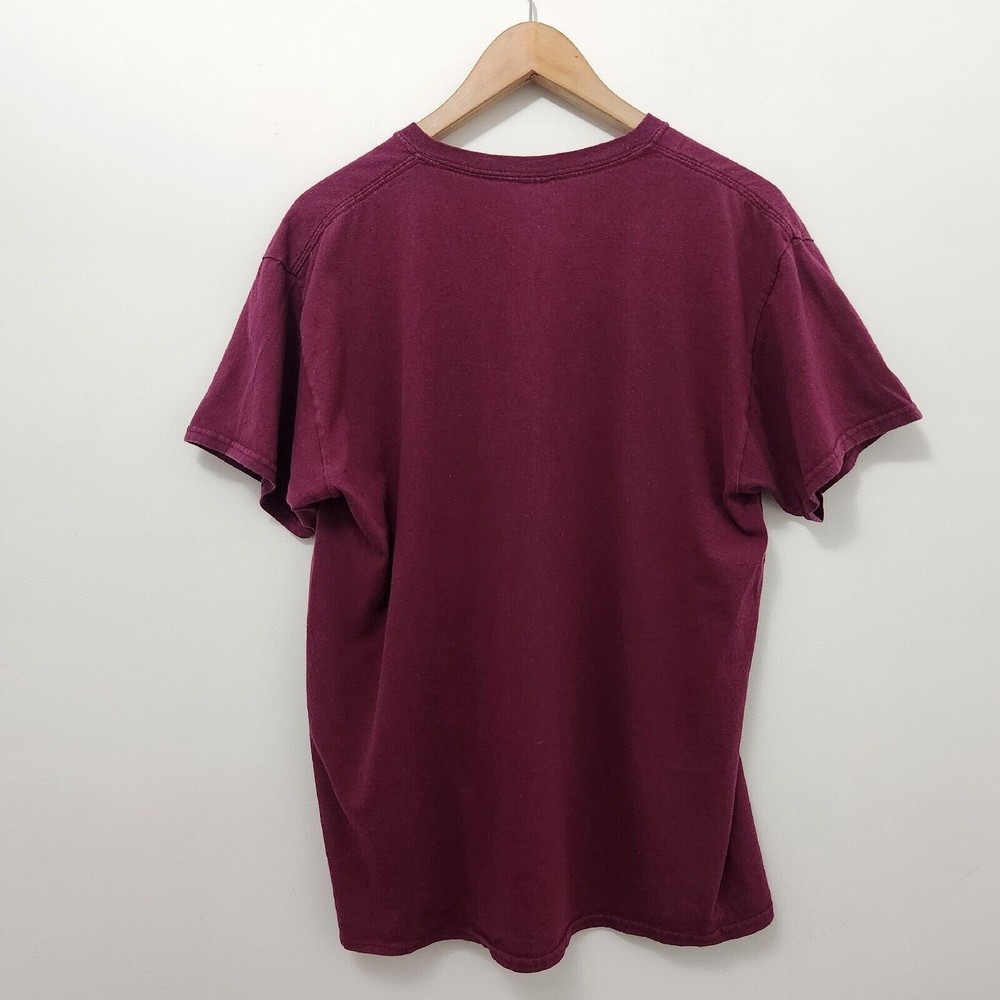 GILDAN Men's Burgundy Crew Neck Graphic Print T Shirt Size L - Picture 4 of 6